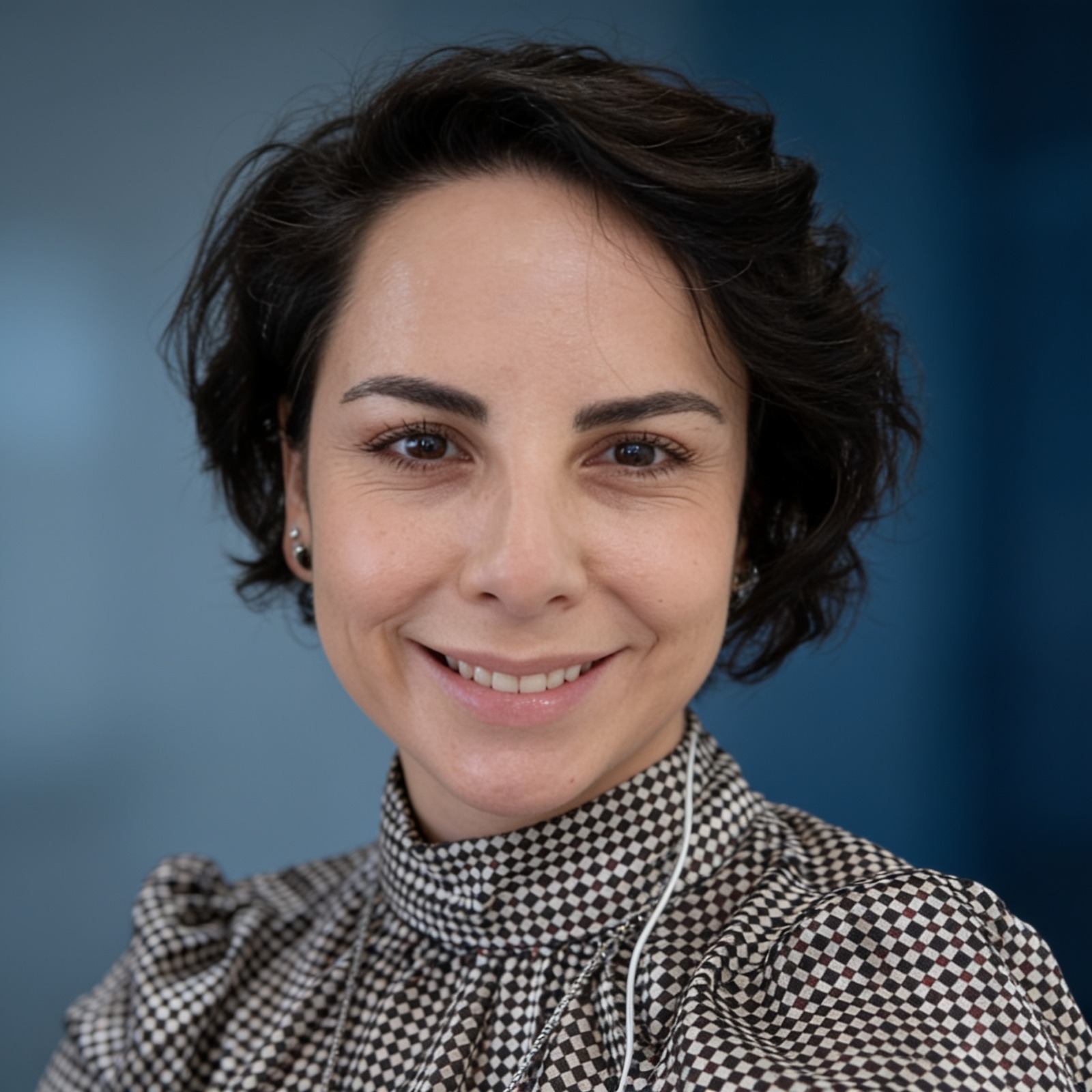 Retrato profesional de Tad Merca, consultor de mercadotecnia y ventas